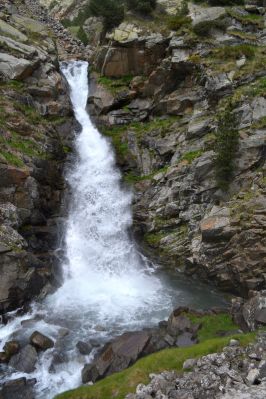 Kleiner Wasserfall im Vall de Nuria.jpg