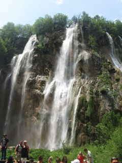 großer Wasserfall im Gebiet der Plitvicer Seen